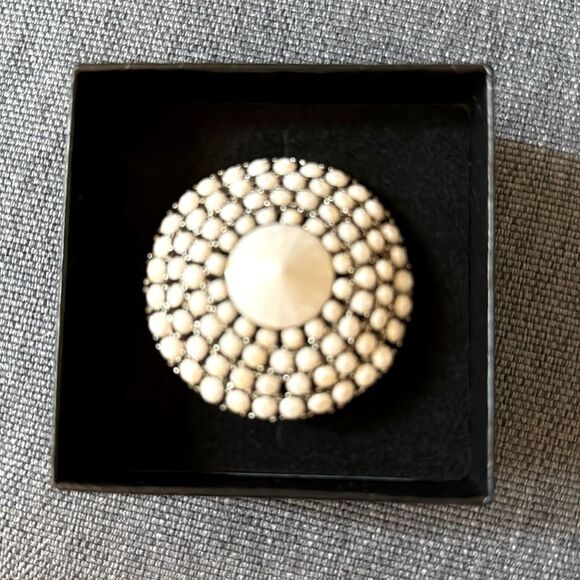 Weiss Signed Round White Milkglass & Acrylic Cluster Brooch Pin. Vintage 1960’s. - Picture 1 of 7